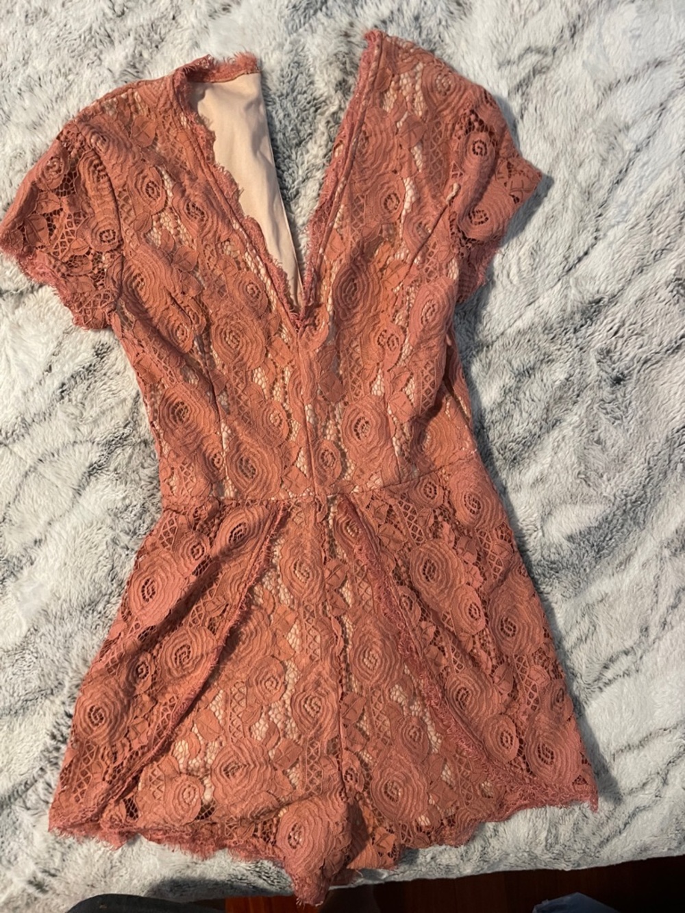 Francesca’s Lace V-Neck Romper in Dusty Rose Xs